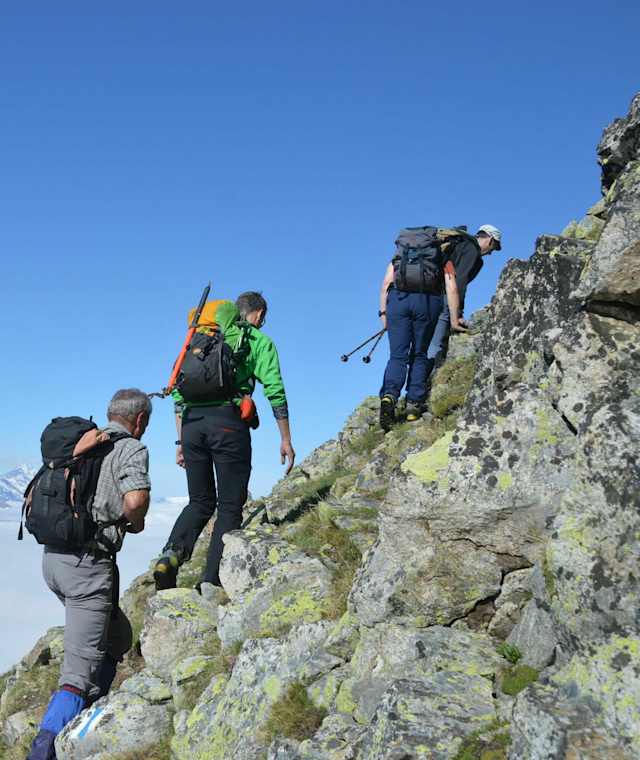Am Gipfelaufbau des Chrinnenhorns, im Hintergrund Eiger und Mönch