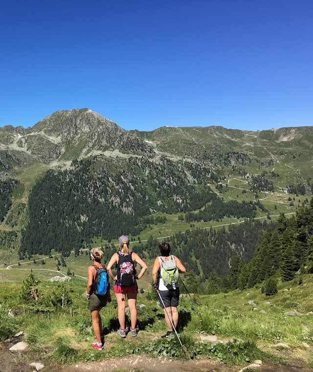 Die Aussicht geniessen heisst es auf der Wanderung entlang der Bisse de Chervé