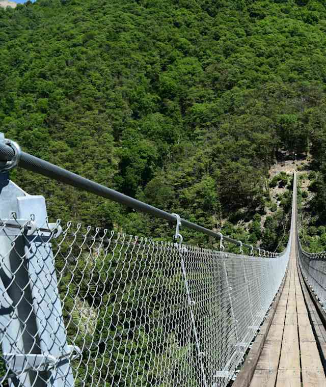Die Tibetische Brücke bietet Action und Aussicht. 