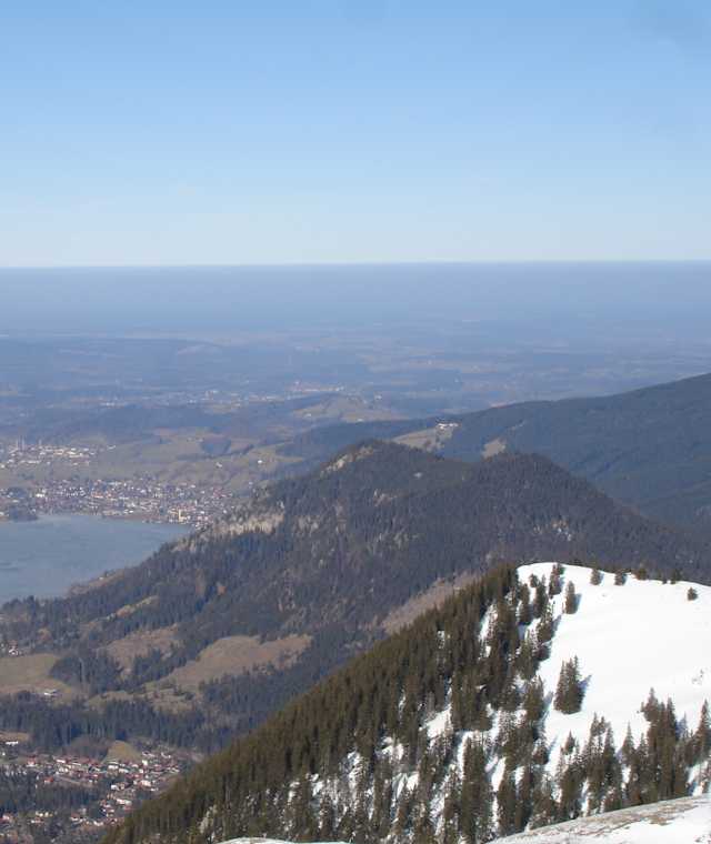 Ausblick vom Jägerkamp zum Schliersee. Im Tal ist es bereits Frühling.