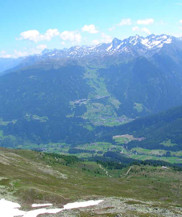 Blick hinunter nach Pill und Wenns im Pitztal