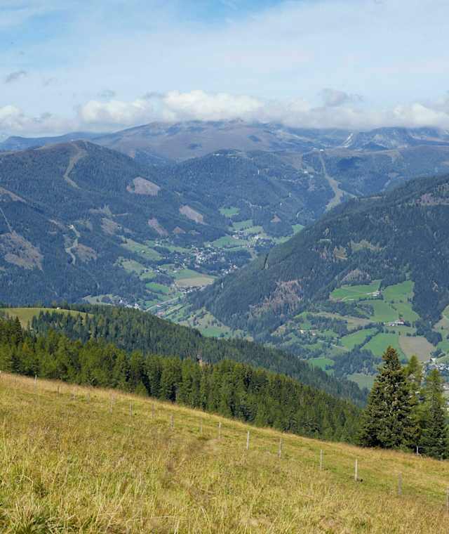 Das Tal erstreckt sich von Ost nach West und zu beiden Seiten erheben sich die Nockberge