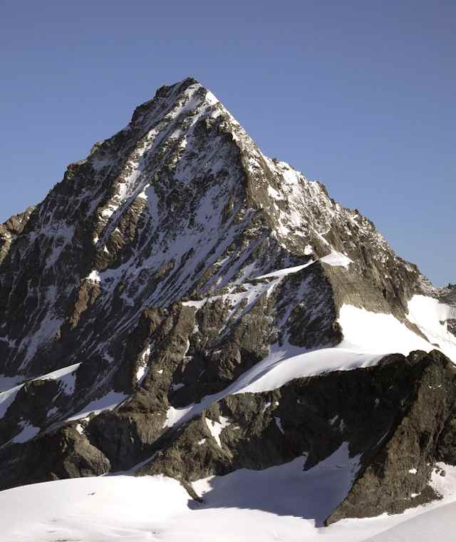  Der Dent-Blanche-Südgrat im Überblick. Nach dem Grossen Gendarm folgt der Abschnitt mit den vielen kleinen Türmen. Hier spielen sich oft Szenen von überforderten Alpinisten ab, die sich trotz abgesicherter Route versteigen und irgendwo in den Flanken herumturnen.