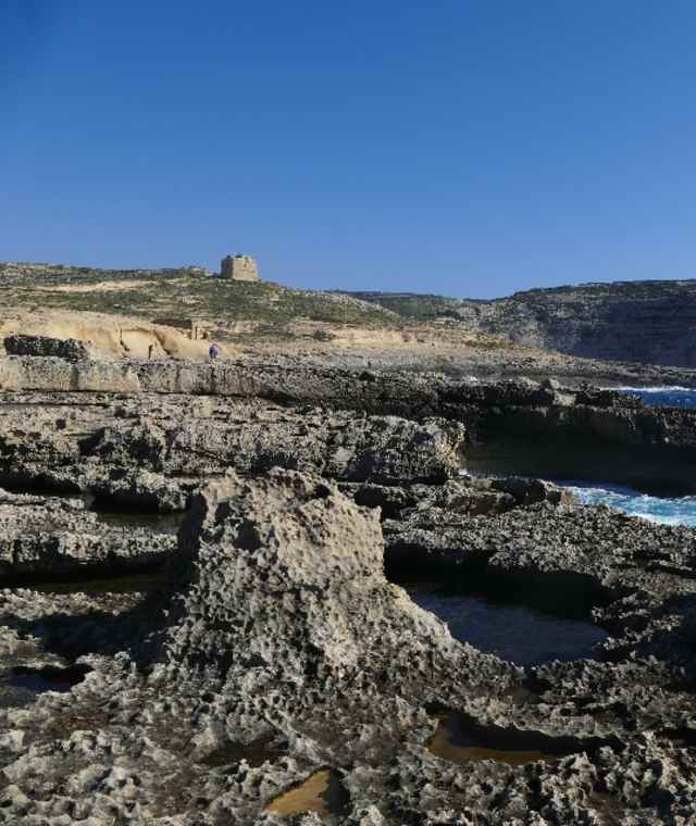 Die Bucht von Dewjra ist ein Touristenmagnet. Im Hintergrund der Dwejra Tower und der Fungus Rock.