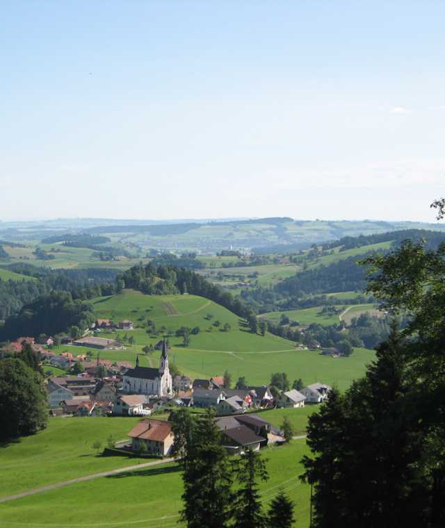 Blick vom Äbnetwald zurück nach Doppleschwand, dem Startort des Höhenweges