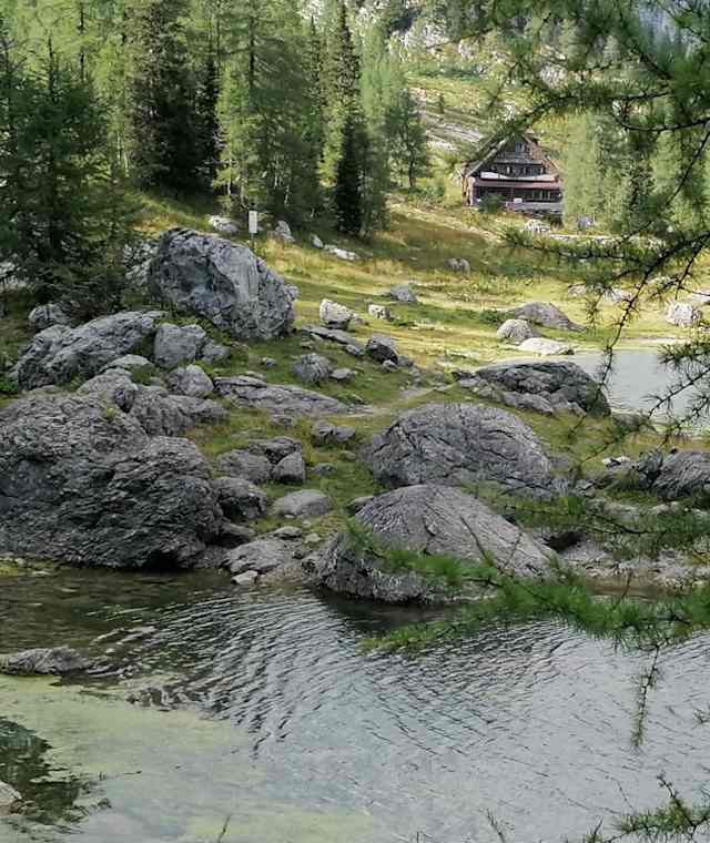 Koča pri Triglavskih jezerih am Dvonjo jezero