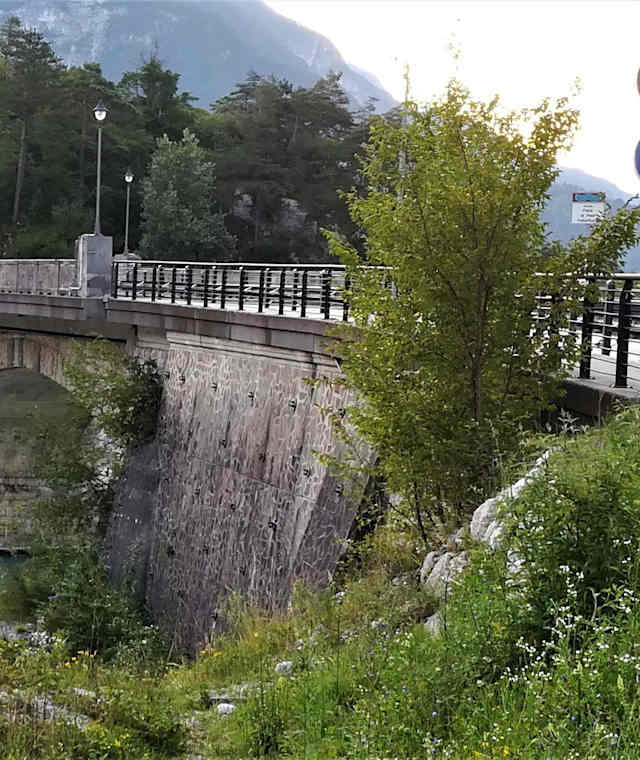 die Fella-Brücke nach Moggio Udinese – dahinter Ausläufer des Monticello