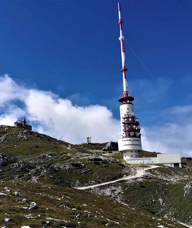 Knappenkirche (li.), Richtfunkanlage, Gipfelhaus Dobratsch und Sendeanlage