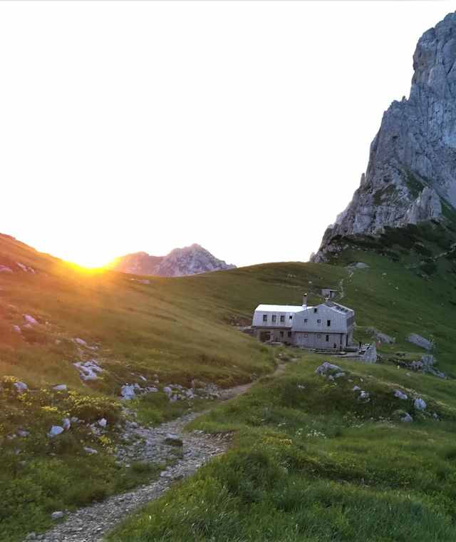 Kamniška koča mit Planajava - Morgensonne