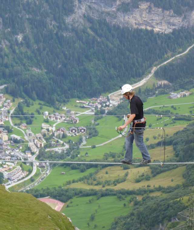 Drahtseilakt auf dem Gemmi Erlebnisklettersteig