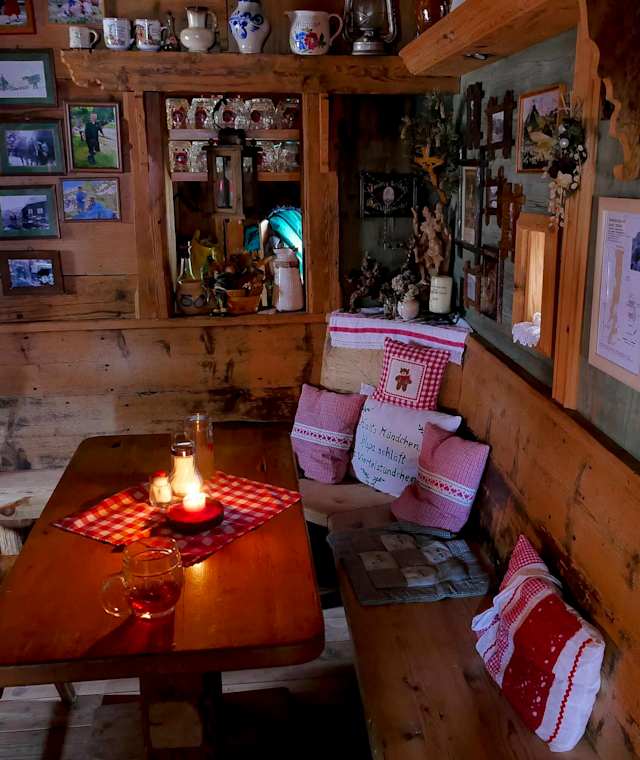 Die gemütliche Stube der Hochmölbinghütte