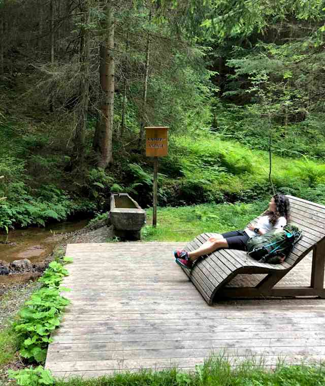 Idyllische Rastbank am Bachufer