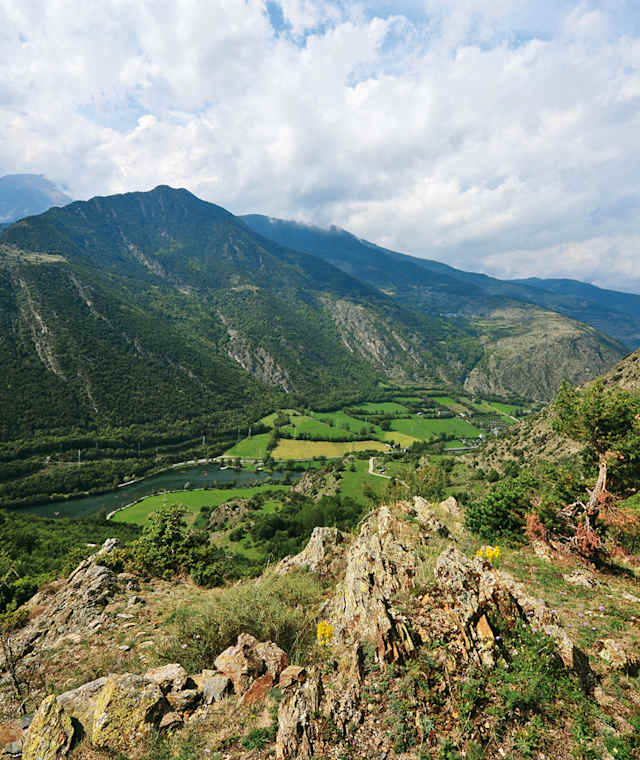 Blick beim Aufstieg nach Dorve hinab ins Vall d’Àneu und auf den Pantà de la Torrassa.