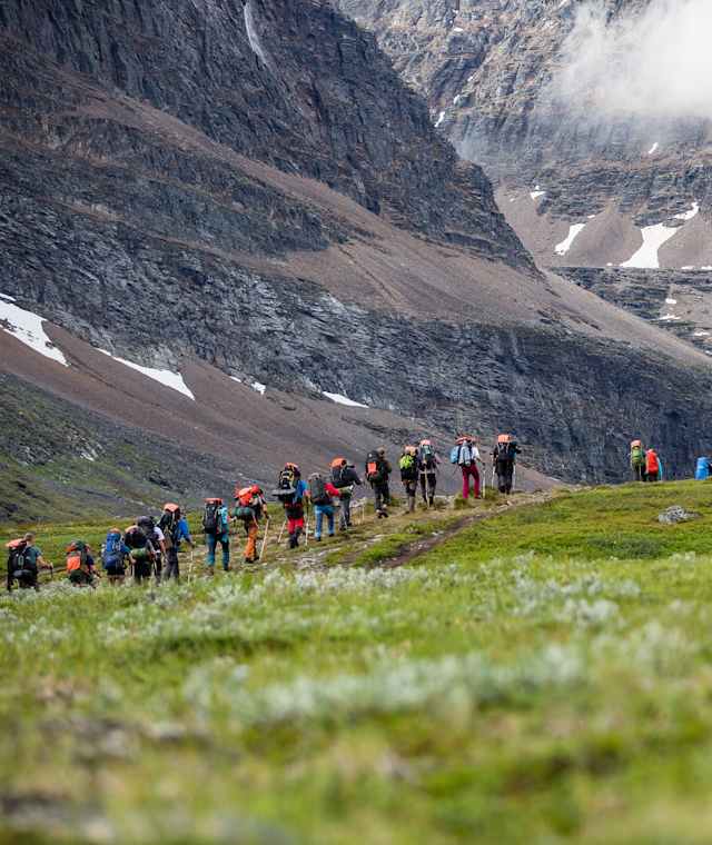 Inmitten der schwedischen Tundra vor beeindruckender Bergkulisse