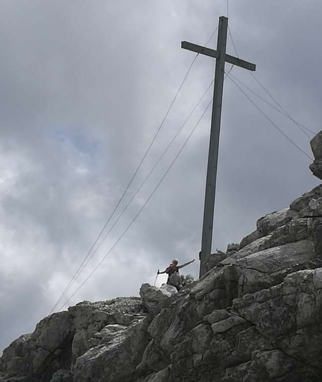 Das große Gipfelkreuz am Föllakopf