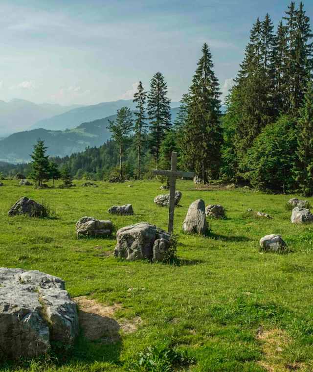 Die Lichtung mit dem Kreuz zwischen Riedlhütte und Gaudeamushütte.