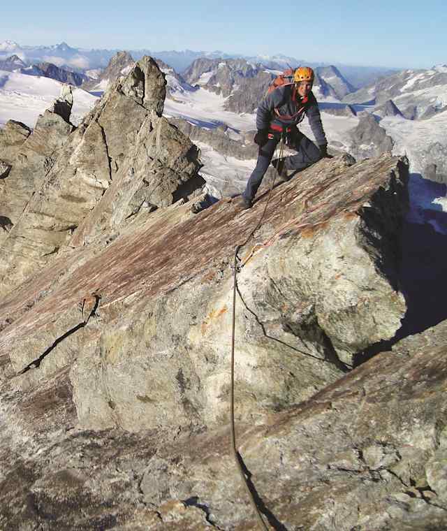 Im letzten Abschnitt am SE-Grat auf der glatten Platte über den exponierten Grat.