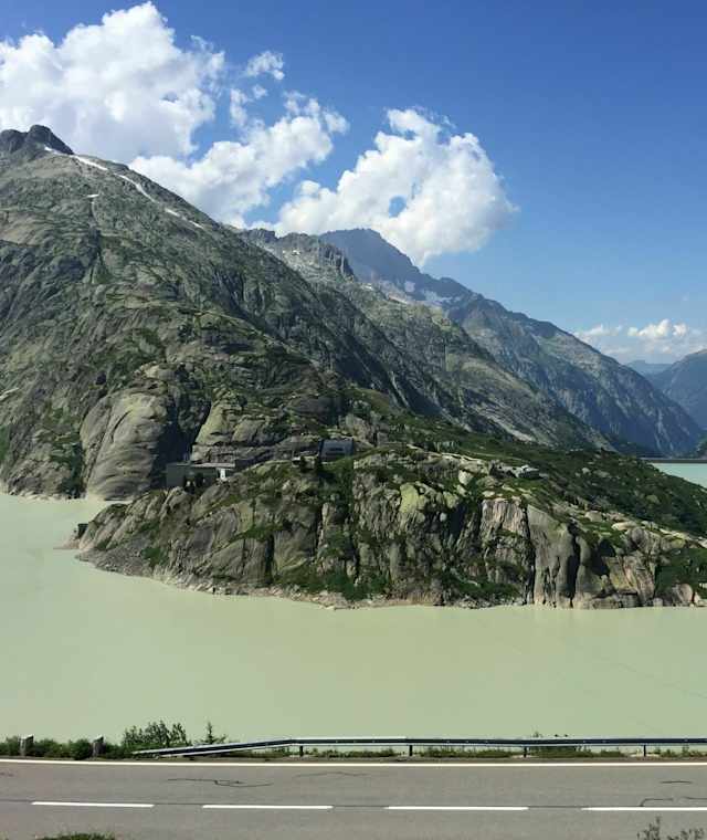 Über kurze Passagen führt die Passstraße direkt am Grimselsee entlang, im Hintergrund der Räterichsbodensee