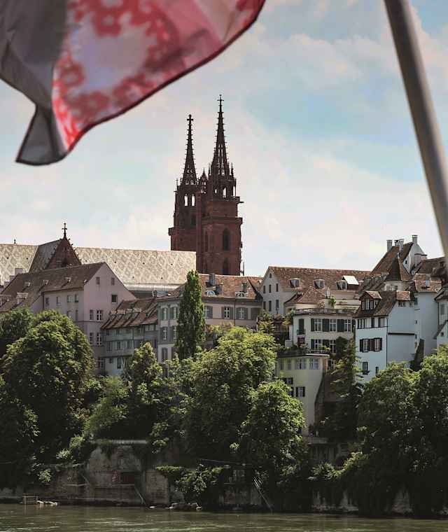 Fahrt über den Rhein mit Blick auf das Münster