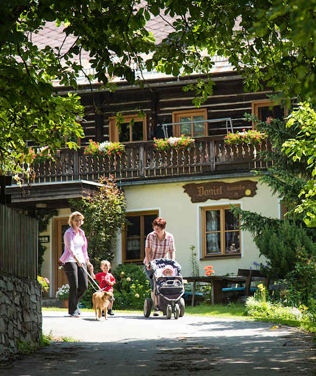 Mit dem Kinderwagen unterwegs am Holzkulturwanderweg Gensau