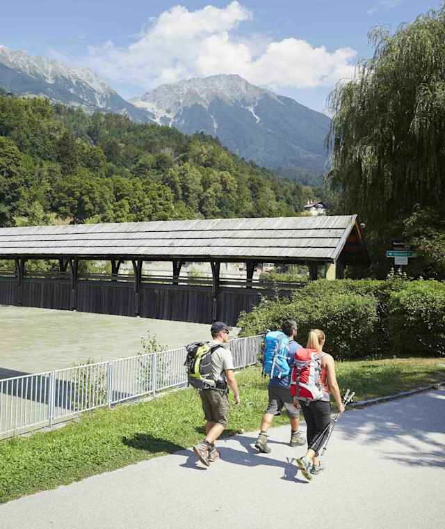 Über die Innpromenade erreicht man den Innsteg, eine überdachte Holzbrücke.