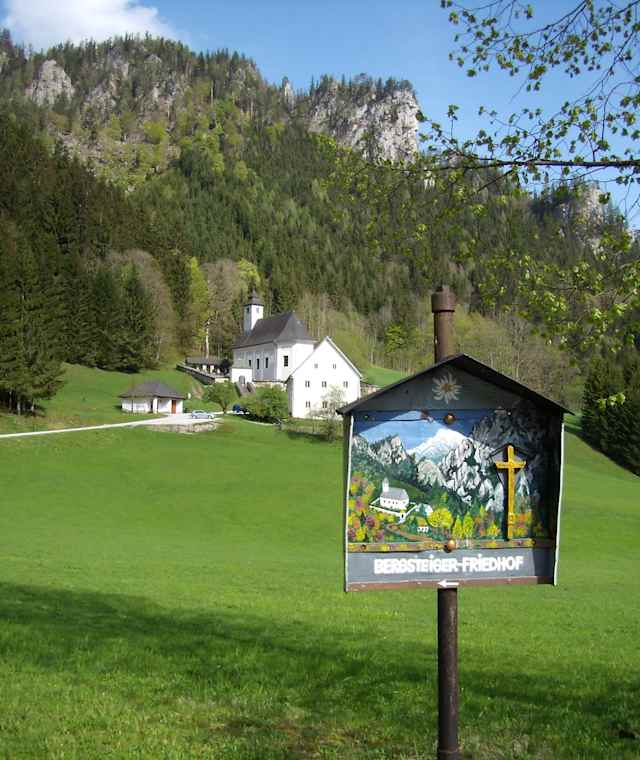 Die Kirche von Johnsbach mit dem Bergsteigerfriedhof