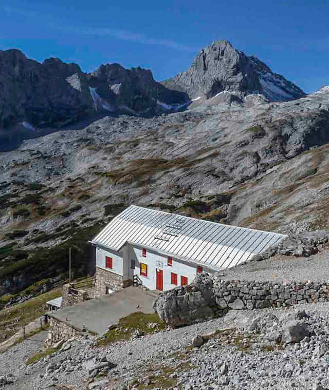 Die Knorrhütte liegt am Rande des Zugspitzplattes.