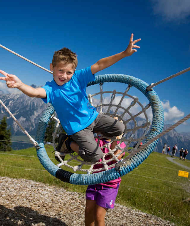 Leos Spielwanderweg, Kind in der Vogelschaukel