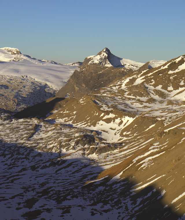 Blick vom Col des Audannes zum Gipfel und Glacier des Diablerets der Diablerets. Rechts das Oldenhorn. 
