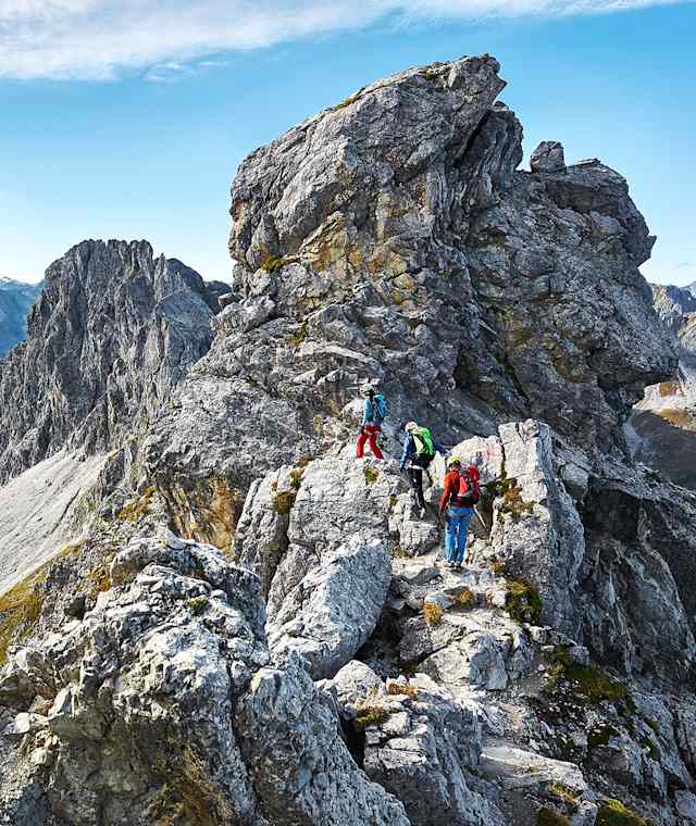 Links geht's steil hinunter, rechts aber auch. Kneifen geht nicht am Mindelheimer Klettersteig