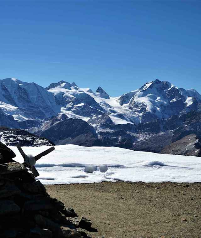 Vom Gipfel des Monte Breva öffnet sich ein grandioser Blick zu Piz Palü und Piz Bernina 