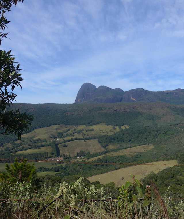 Blick vom Tal auf den „Papagaio"