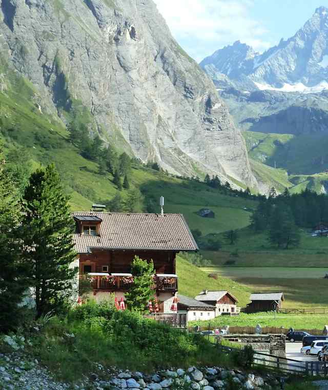 Der Großglockner über dem Ködnitztal mit dem Lucknerhaus
