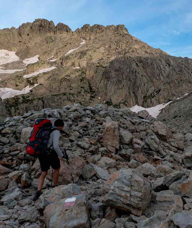 Geröll- und Schneefelder beim Aufstieg Richtung Bocca Muzella.