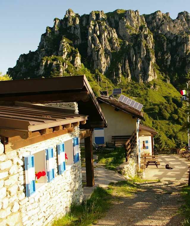 Blick auf die Pernici Hütte