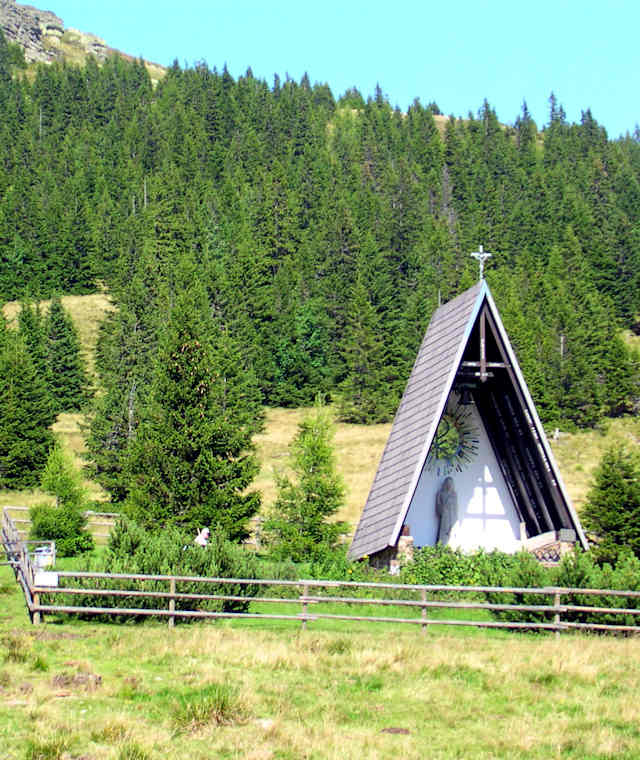 Die Pauluskapelle beim Ausgangspunkt auf der Weinebene.