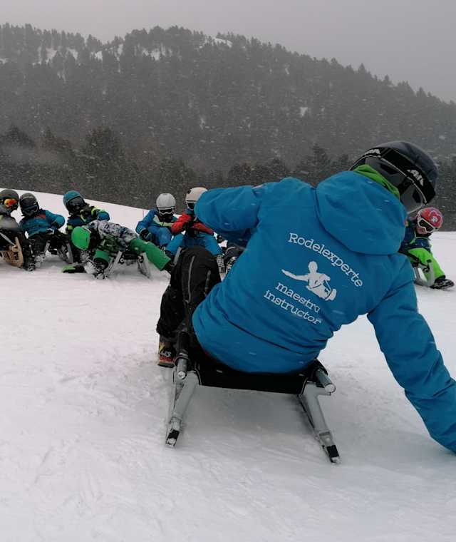 Kinder lernen Rodeln