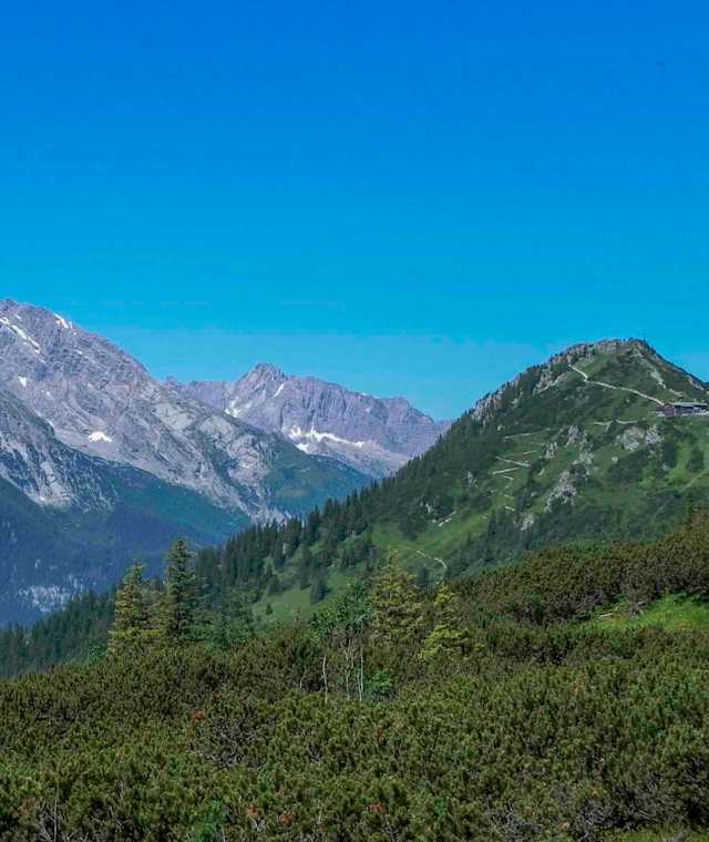 Rückblick zur Bergstation der Jennerbahn. Links der Watzmann.