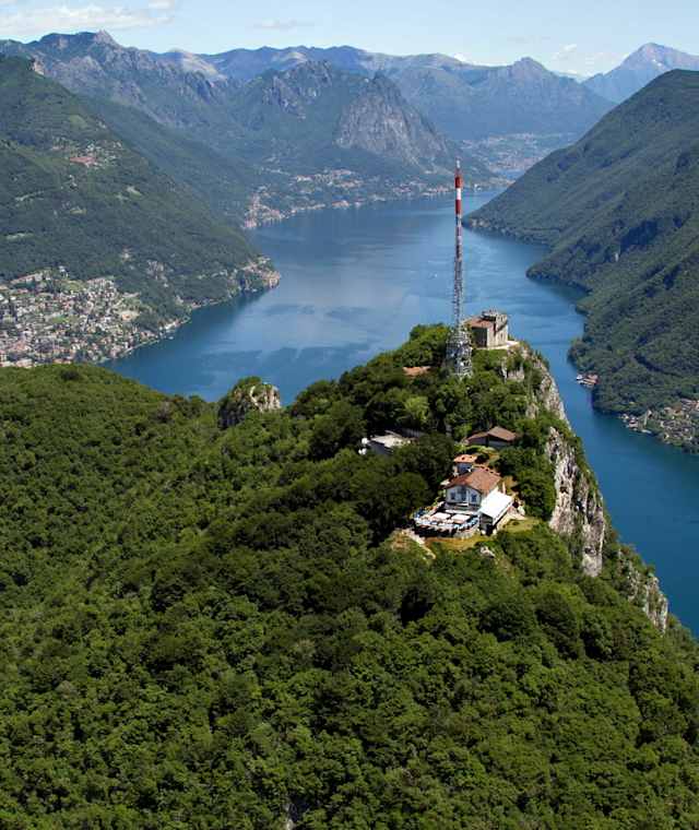 Blick auf den imposanten Gipfel des Monte San Salvatore