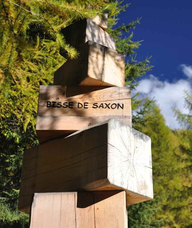 Holzskulptur an der Bisse de Saxon