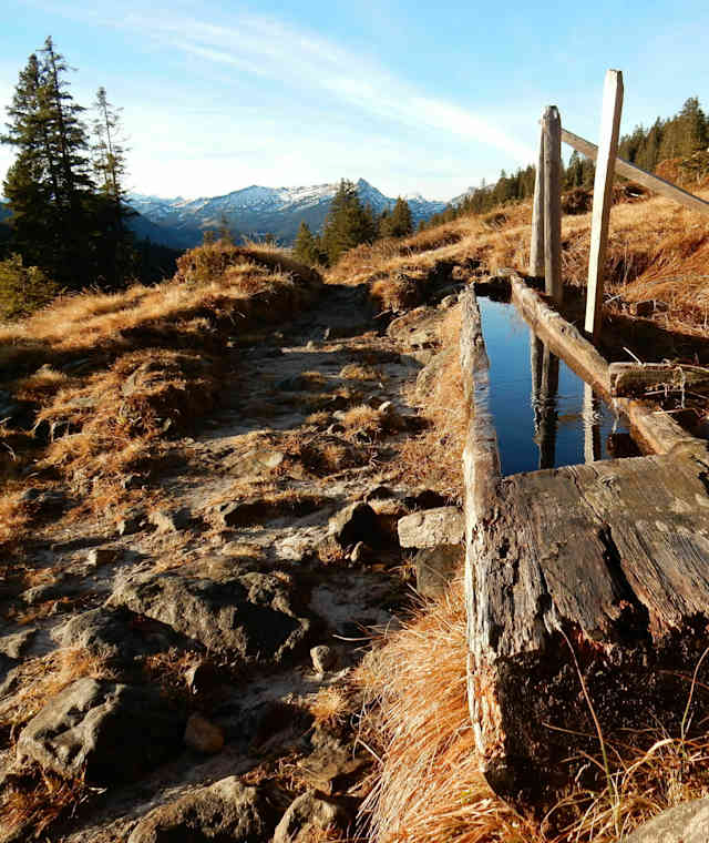 Wundervolle Herbststimmung mit altem Brunnen