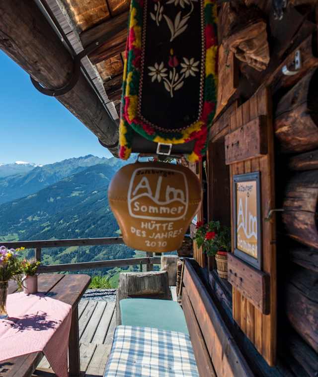 Die urige Steiner Hochalm mit Blick auf Dorfgastein lädt zur Rast ein. 