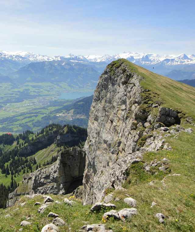 Auf den letzten querenden Anstiegsmetern zum (etwas niedrigeren) Gipfelkreuz; im Hintergrund der Sarnersee