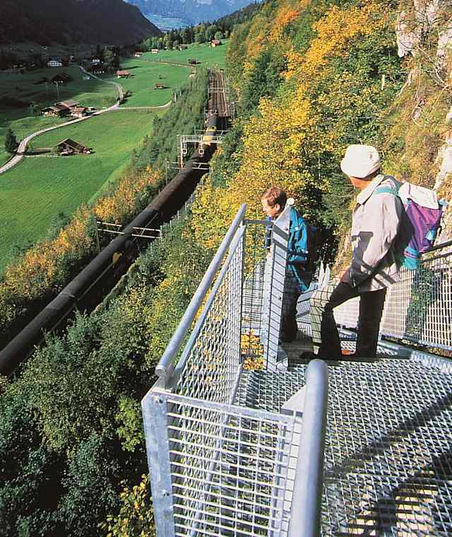 Tiefblick zur Lötschbergbahn