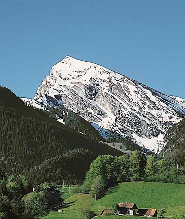 Imposant steile Felsberge im Diemtigtal