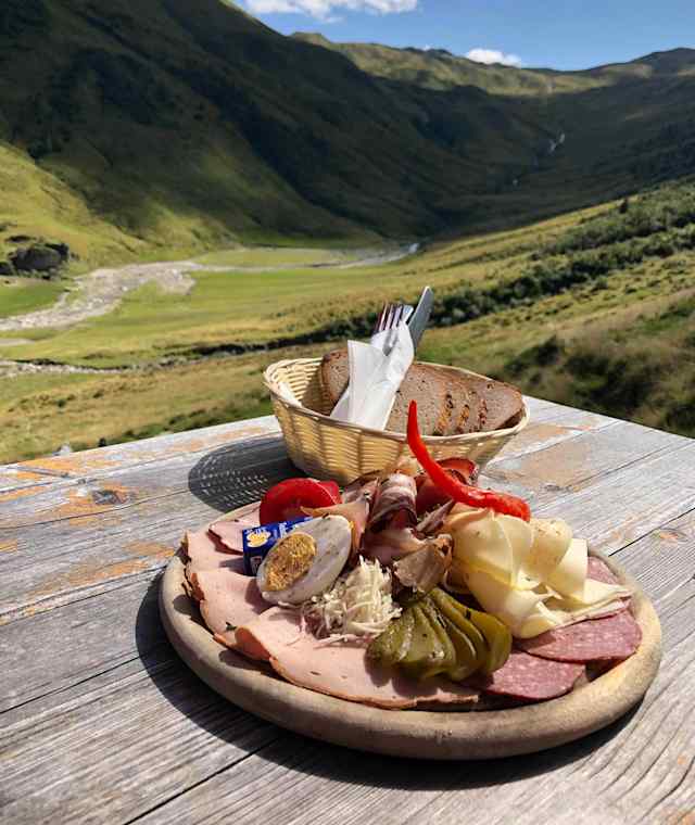 Jause auf der Tappenkaralm