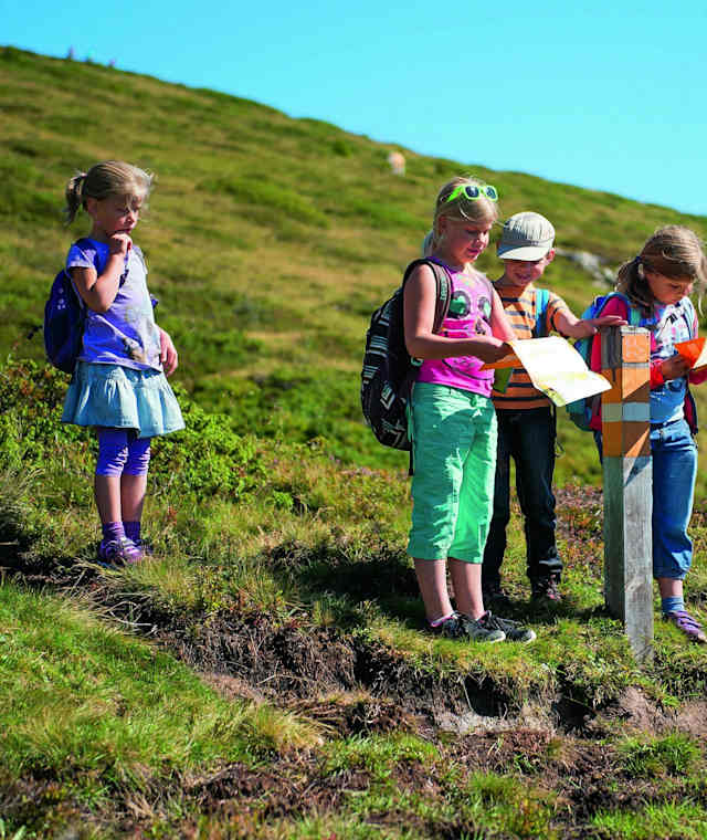 Kinder unterwegs am Alpen-Orientierungslauf