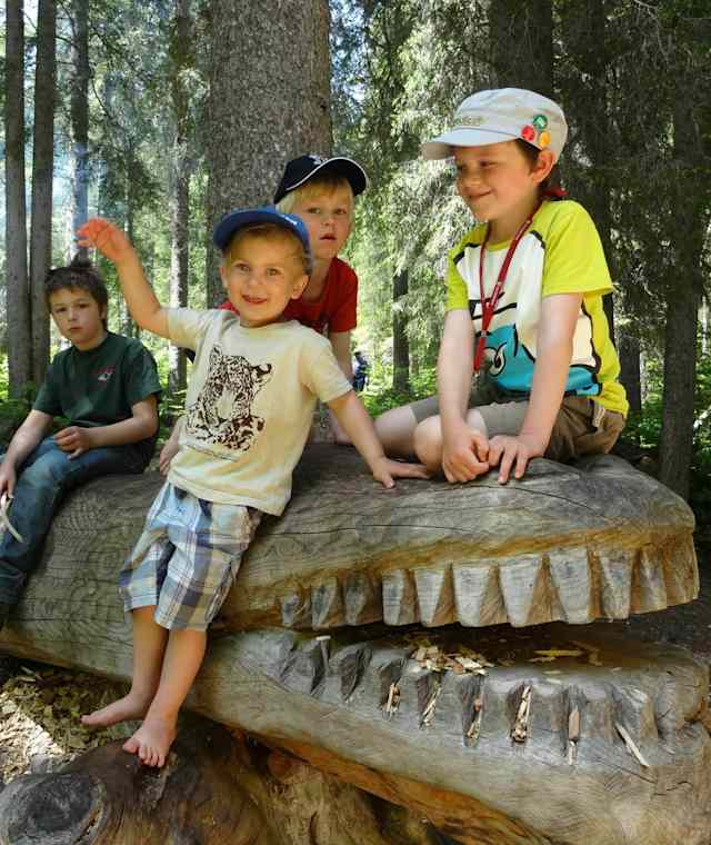 Tolles Holzkrokodil am Erlebnisweg Grimmimutz
