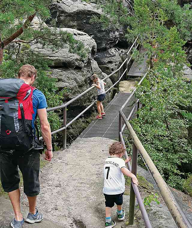 Auf dem Rauenstein-Gratweg lassen Eisenbrücken, Treppen und Leitern keine Langeweile aufkommen.