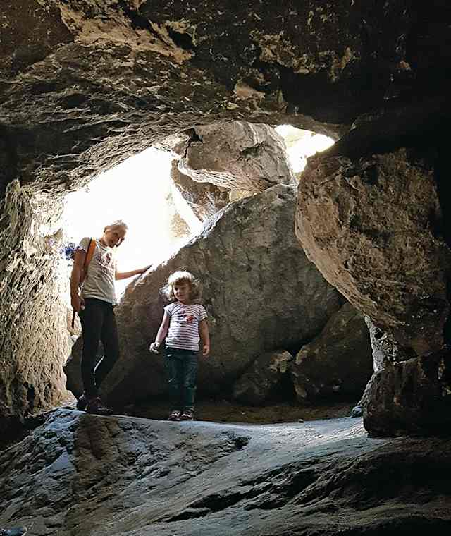 Spannend ist schon der Blick ins Dunkel am Eingang der Hampelhöhle.